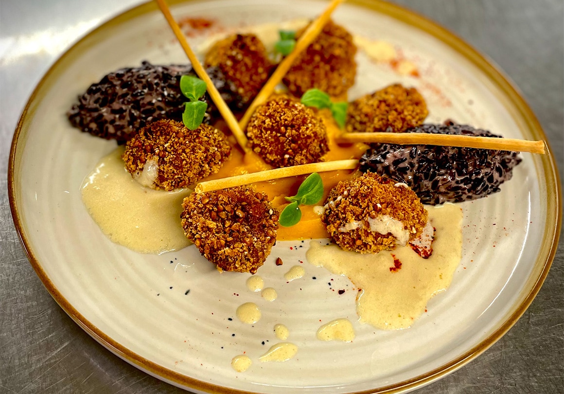 Breaded scallops with buckwheat, organic carrot purée from Plourin, cider sauce
