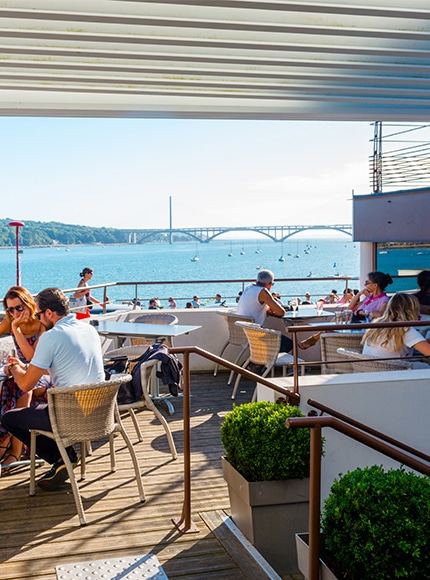 Have a drink at the Café de la Cale with a view of the harbour and Brest bridge