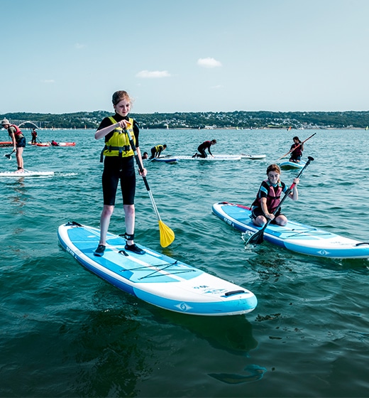 Children paddle in Brest